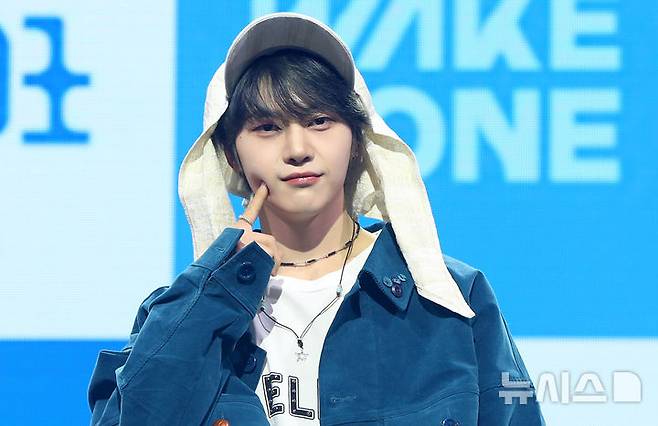 [서울=뉴시스] 김혜진 기자 = 그룹 제로베이스원 석매튜가 24일 오후 서울 용산구 블루스퀘어에서 열린 다섯 번째 미니앨범 '블루 파라다이스'(BLUE PARADISE) 발매 기념 쇼케이스에서 포즈를 취하고 있다.타이틀곡 '블루'는 제로베이스원과 글로벌 히트 메이커 켄지(KENZIE)의 두 번째 합작품이다. 시원한 신스 사운드와 감성적인 보컬의 대비가 미스터리한 청량감을 선사한다. 2025.02.24. jini@newsis.com