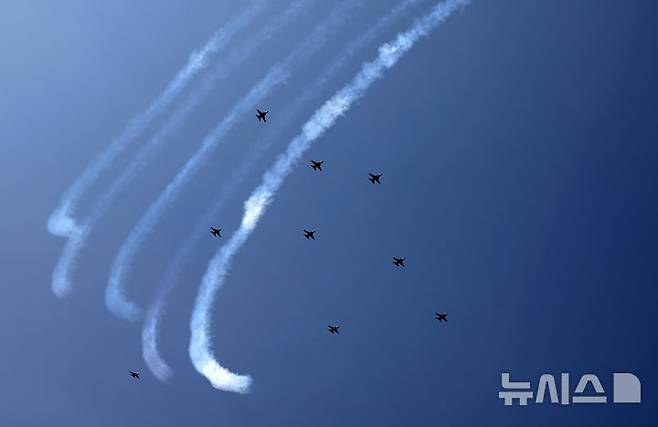[서울=뉴시스] 김선웅 기자 = 공군 특수비행팀 블랙이글스가 10일 서울 용산구 상공에서 방위산업의 날 계기 시민참여행사 에어쇼 연습비행을 하고 있다. 2025.07.10. mangusta@newsis.com