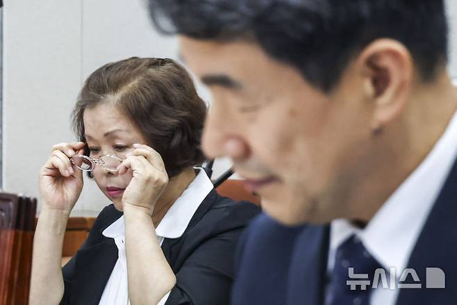 [서울=뉴시스] 고승민 기자 = 10일 서울 여의도 국회에서 리박스쿨 청문회 등을 안건으로 열린 교육위원회 전체회의에서 손효숙 리박스쿨 대표가 참석해 있다. 2025.07.10. kkssmm99@newsis.com