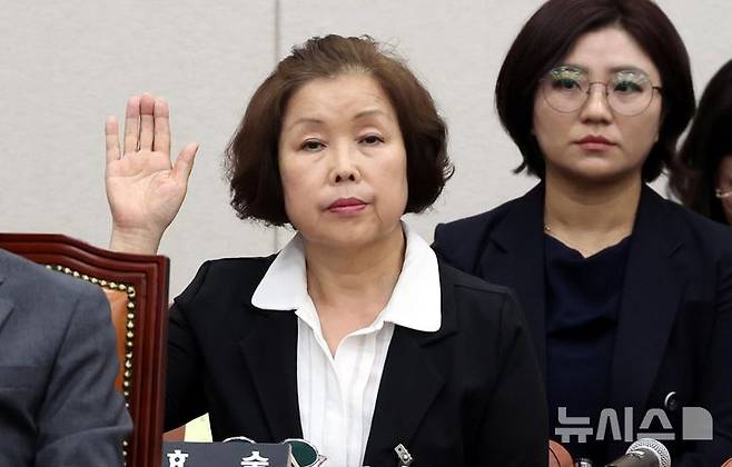 [서울=뉴시스] 조성봉 기자 = 손효숙 리박스쿨 대표가 10일 서울 여의도 국회에서 리박스쿨 청문회 등을 안건으로 열린 교육위원회 전체회의에서 손을 들고 출석여부를 표시하고 있다. 2025.07.10. suncho21@newsis.com