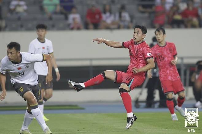 [서울=뉴시스]중국전 선제골 넣은 이동경. (사진=대한축구협회 제공)