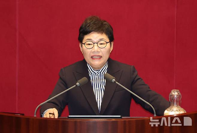 [서울=뉴시스] 고승민 기자 = 임이자 국민의힘 의원이 14일 서울 여의도 국회에서 열린 제422회 국회(임시회) 제6차 본회의, 교육·사회·문화에 관한 질문에서 질의 전 발언을 하고 있다. 2025.02.14. kkssmm99@newsis.com