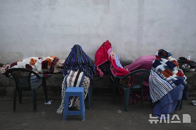 [팔린=AP/뉴시스] 과테말라에서 규모 5.7의 지진이 발생한 가운데 9일(현지 시간) 팔린 주민들이 잇따른 여진으로 집 밖에 대피해 머무르고 있다. 현지 당국은 지난 8일 오후부터 규모 3.0에서 5.7의 본진과 여진이 150차례 이상 이어지며 최소 4명이 숨졌다고 밝혔다. 2025.07.10.