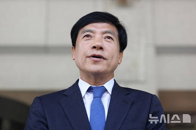 [서울=뉴시스] 김진아 기자 = 김학의 전 법무부 차관 불법 출국금지 의혹과 관련된 수사에 외압을 행사한 혐의로 재판에 넘겨진 이성윤 더불어민주당 의원이 지난달 12일 서울 서초구 대법원에서 열린 직권남용 권리행사방해 혐의 관련 상고심 선고기일에서 무죄 판결을 받은 뒤 입장을 밝히고 있다. 2025.06.11. bluesoda@newsis.com