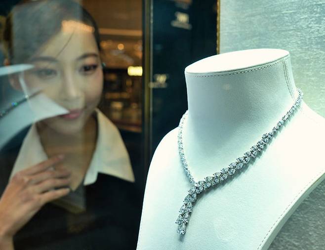 [서울=뉴시스] 조수정 기자 = 롯데백화점이 연말을 맞아 에비뉴엘 잠실점 1층과 2층 본매장에서 ‘하이 주얼리 페어’를 개최한다고 1일 밝혔다. ‘하이 주얼리 페어’는 오는 15일까지 열린다. 까르띠에, 불가리, 반클리프아펠, 그라프, 다미아니 등 14개의 해외 유명 하이 주얼리 브랜드가 참여해 각 브랜드의 시그니처 컬렉션부터 특별 제작된 한정판 주얼리까지 총 130여개, 약 400억원 상당의 다양한 주얼리 상품을 선보인다. 사진은 모델이 행사를 소개하는 모습. (사진=롯데백화점 제공) 2024.12.01. photo@newsis.com *재판매 및 DB 금지