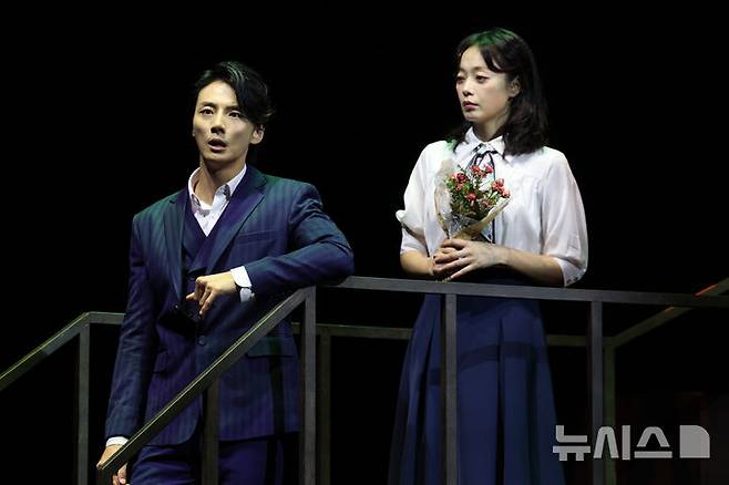 [서울=뉴시스] 박진희 기자 = 연극 '사의 찬미' 배우 배우 전소민(윤심덕 역)과 윤시윤(김우진 역)이 10일 서울 강서구 LG아트센터 U+스테이지에서 주요 장면을 시연하고 있다. 2025.07.10 pak7130@newsis.com