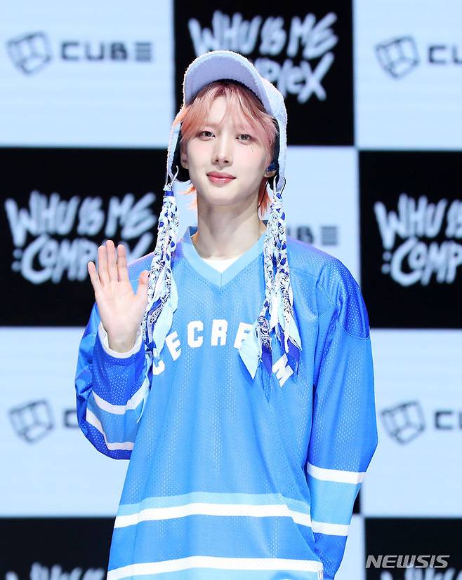 [서울=뉴시스] 김혜진 기자 = 그룹 펜타곤 후이가 16일 오후 서울 광진구 예스24라이브홀에서 열린 첫 번째 솔로 앨범 'WHU IS ME : Complex'(후 이즈 미 : 콤플렉스) 발매 기념 쇼케이스에서 포즈를 취하고 있다. 2024.01.16. jini@newsis.com