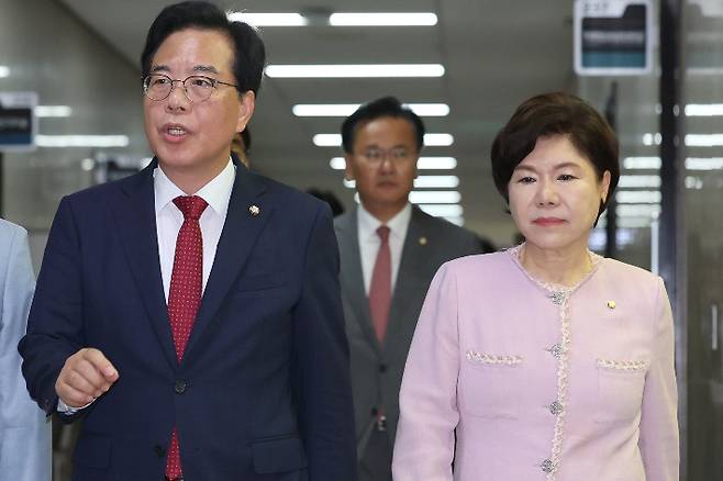 국민의힘 조은희 비상대책위원(오른쪽)이 송언석 비상대책위원장 겸 원내대표(왼쪽)와 3일 서울 여의도 국회에서 열린 비상대책위원회의에 참석하고 있다. 연합뉴스