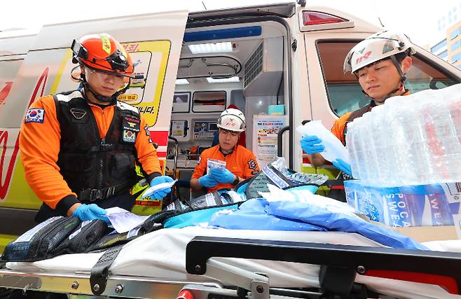 9일 인천 부평구 부평소방서에서 119구급대원들이 온열질환자 발생에 대비해 아이스팩, 생리식염수 등 폭염 대비 물품을 점검하고 있다. 연합뉴스