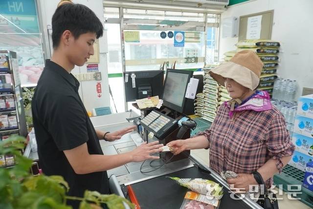 지역사랑상품권 사용처로 일부 면 단위 농협 하나로마트가 허용됐다는 소식에 전북 순창 동계농협 하나로마트에서 장을 본 정순옥씨(오른쪽)가 순창사랑카드를 꺼냈지만 ‘사용불가’라는 답변을 받았다.