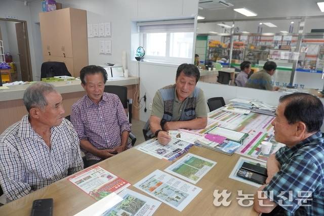 전북 순창 동계면의 각 지역 어르신들이 지갑 속에 박혀 쓰지 않는 순창사랑카드를 꺼내 보여주며 ‘있으나 마나한 지역화페’라고 꼬집었다. 이들은 소비쿠폰 사용처에 농협이 또 제외된 것이 ‘농촌의 현실을 모르는 정부의 탁상공론’이라며 비판했다.