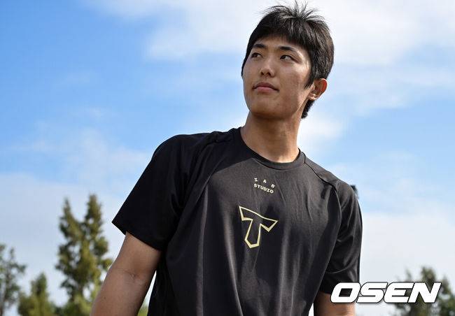 [OSEN=오키나와(일본), 조은정 기자] KIA 이의리가 훈련을 마친 후 이동하고 있다. 2025.03.03 /cej@osen.co.kr