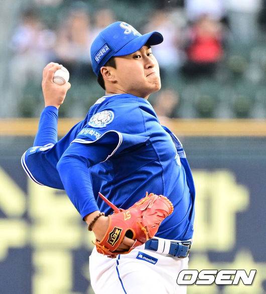 [OSEN=잠실, 지형준 기자] 30일 오후 서울 잠실구장에서 ‘2025 신한 SOL Bank KBO리그’ LG 트윈스와 삼성 라이온즈의 경기가 열렸다.이날 LG는 엘리에이저 에르난데스, 삼성은 이승현을 선발투수로 내세웠다.1회말 삼성 이승현이 역투하고 있다. 2025.05.30 /jpnews@osen.co.kr