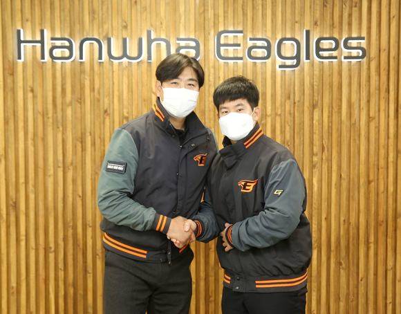 2021년 11월27일 FA 계약 당시 정민철 한화 단장과 최재훈. /한화 이글스 제공