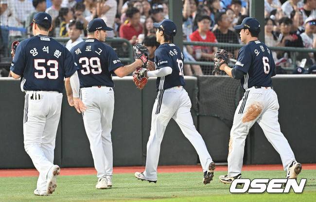 [OSEN=부산, 이석우 기자] 10일 부산 사직야구장에서 2025 신한 SOL 뱅크 KBO 리그 롯데 자이언츠와 두산 베어스의 경기가 열렸다. 홈팀 롯데는 나균안이, 방문팀 두산은 잭로그가 선발 출전했다.두산 베어스 잭로그가 4회말 1사 1루 롯데 자이언츠 레이예스를 유격수 병살로 잡고 이유찬, 오명진과 하이파이브를 하고 있다. 2025.07.10 / foto0307@osen.co.kr
