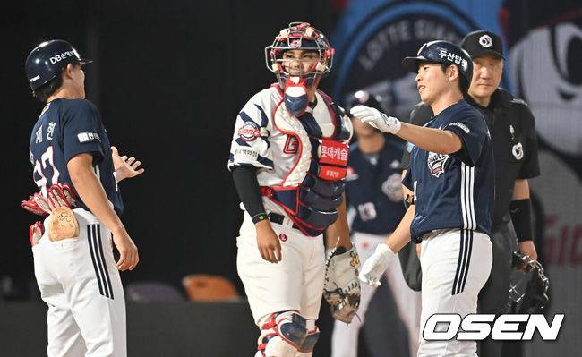 [OSEN=부산, 이석우 기자] 10일 부산 사직야구장에서 2025 신한 SOL 뱅크 KBO 리그 롯데 자이언츠와 두산 베어스의 경기가 열렸다. 홈팀 롯데는 나균안이, 방문팀 두산은 잭로그가 선발 출전했다.두산 베어스 정수빈이 9회초 우월 솔로 홈런을 치고 하이파이브를 하고 있다. 2025.07.10 / foto0307@osen.co.kr