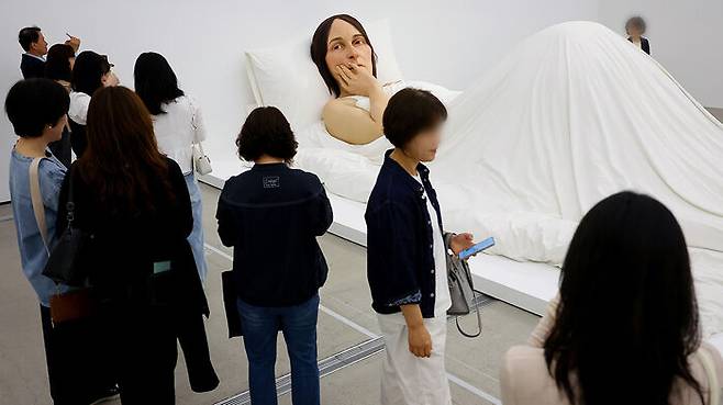 극사실주의 조각가 론뮤 뮤익 개인전