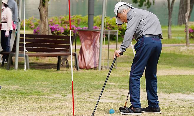 지난달 화천 산천어파크골프장에서 열린 부부 파크골프 대회 참가자가 티샷을 준비하고 있다. 화천군 제공