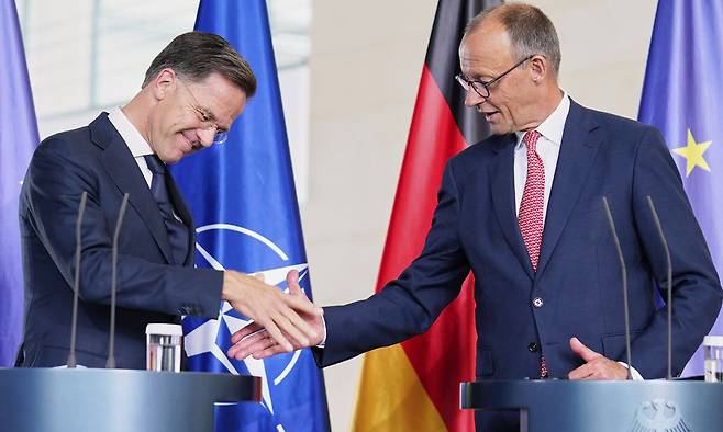 9일(현지시간) 독일의 나토 가입 70주년을 맞아 베를린을 방문한 마르크 뤼터 나토 사무총장(왼쪽)이 프리드리히 메르츠 총리와 공동 기자회견을 마친 뒤 악수하고 있다. AP연합뉴스