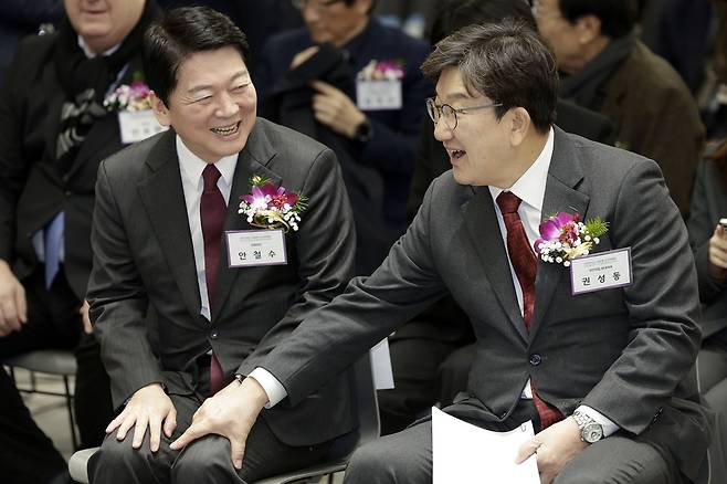 국민의힘 권성동 전 원내대표와 안철수 의원이 지난 1월 17일 서울 용산구 대한의사협회에서 열린 2025년도 의료계 신년하례회에서 대화하고 있다. 뉴시스