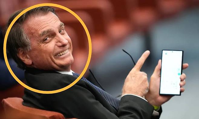 자이르 보우소나루 브라질 전 대통령이 지난 6월 10일 연방대법원 재판에서 휴대전화를 보여주며 웃음을 짓고 있다. AP연합뉴스