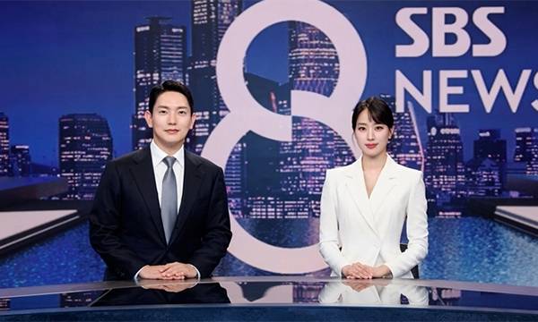 평일 ‘SBS 8뉴스’ 앵커로 발탁된 사공성근 기자(왼쪽)와 주시은 아나운서. SBS 제공
