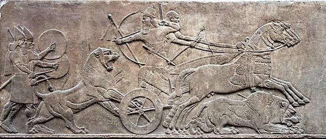 ‘아슈르나시르팔 왕의 사자 사냥’ 이라크 북부 님루드 궁전 벽(기원전 645∼640년쯤)