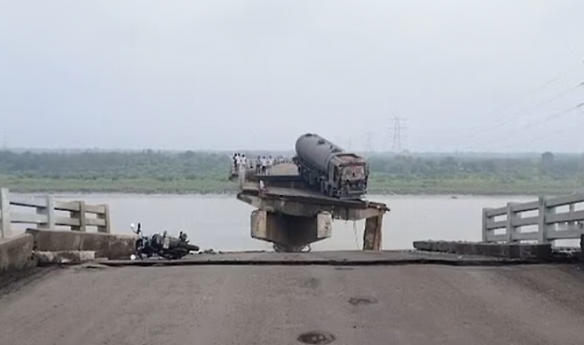 9일(현지시간) 오전 7시 30분쯤 인도 구자라트주 아난드와 바도다라를 연결하는 감비라 다리 중 상판 일부가 붕괴하면서 사상자가 속출했다. 로이터 연합뉴스