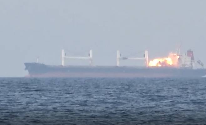 7일(현지시간) 홍해에서 화물선 이터니티C가 후티 공격을 받고 있다. EPA 연합뉴스