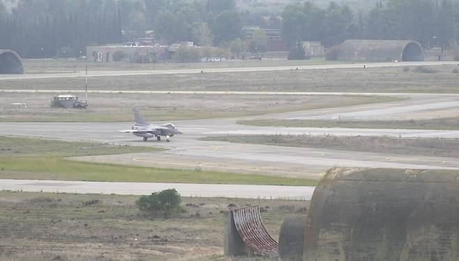 그리스 타나그라 공군기지를 배경으로 활주로에 서 있는 그리스 공군 라팔 전투기. 출처=밀리타르니