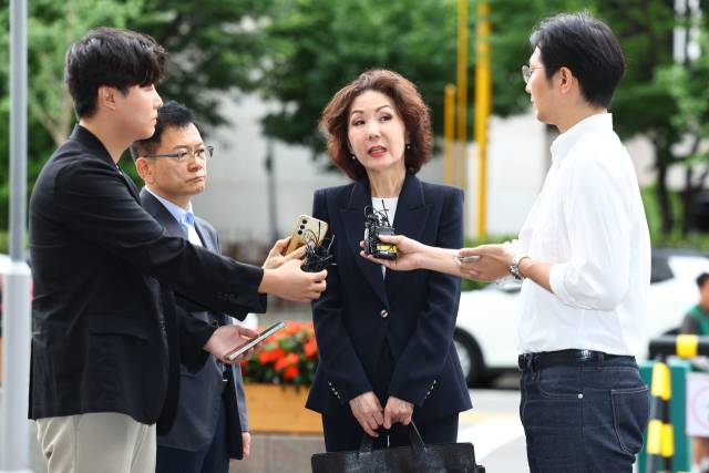 이진숙 부총리 겸 교육부 장관 후보자가 지난달 30일 서울 여의도 한국교육시설안전원에 마련된 인사청문회 준비 사무실로 출근하며 취재진의 질의에 응답하고 있다. 연합뉴스