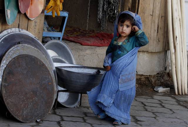기사 이해를 돕기 위한 사진. 아프가니스탄 카불 남부 칸다하르 시의 한 상점 앞에 아프가니스탄 소녀가 서있다. AP연합뉴스