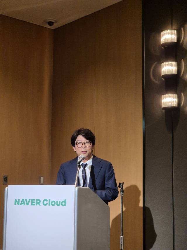 경성민 네이버클라우드 클라우드 제품 전략 이사가 9일 일본 오사카 한 호텔에서 열린 ‘라인웍스 일본 출시 10주년’ 기자간담회에서 사업 전략을 소개하고 있다. 오사카=김성태 기자