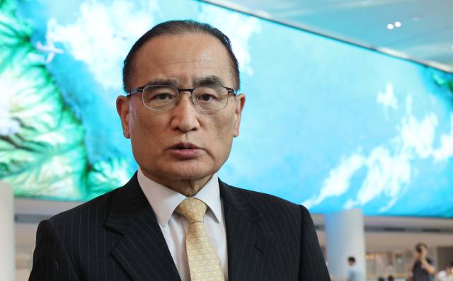 통상·안보 현안을 논의하기 위해 미국을 방문했던 위성락 국가안보실장이 9일 인천국제공항 제2터미널을 통해 귀국한 뒤 취재진의 질문에 답하고 있다. 연합뉴스