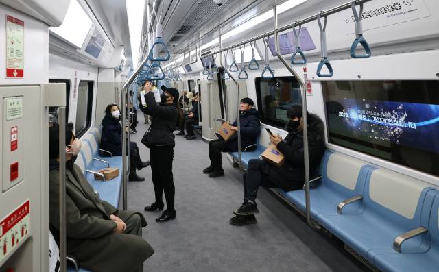 수도권 광역급행철도(GTX)-A 시범 운행에서 관계자들이 탑승 체험을 하고 있다. 사진 제공=국토교통부