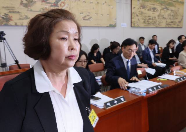 -손효숙 리박스쿨 대표가 10일 서울 여의도 국회 교육위원회에서 열린 리박스쿨 청문회에서 발언대로 향하고 있다. 연합뉴스
