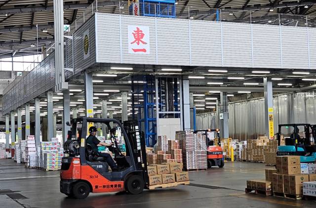 도쿄 최대 도매시장인 오타시장에서 지난달 24일 경매가 완료된 과일들을 지게차가 옮기고 있다. 오타시장은 물류 공간이 부족해지면서 기둥을 올려 2층 공간을 확보했다. 도쿄=박신원 기자