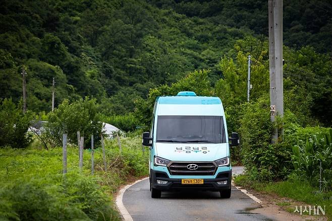 교통 취약지역 주민들의 요청에 따라 마을길을 달리는 행복 콜버스. ⓒ시사IN 신선영
