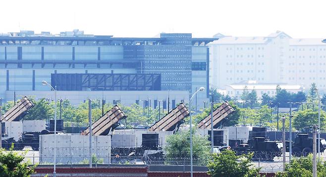 현재 2만8500명 수준인 주한미군을 약 1만 명만 남기고 철수해야 한다고 피트 헤그세스 미국 국방장관의 수석 고문을 지낸 댄 콜드웰이 주장했다. 사진은 7월9일 경기도 평택시 캠프 험프리스에 패트리엇 미사일이 배치된 모습 ⓒ연합뉴스