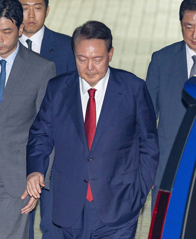 12·3 비상계엄과 관련해 특검의 수사를 받는 윤석열 전 대통령이 7월9일 서울 서초구 서울중앙지법에서 열린 구속 전 피의자 심문(영장실질심사)이 끝난 뒤 법원을 떠나고 있다. ⓒ 연합뉴스