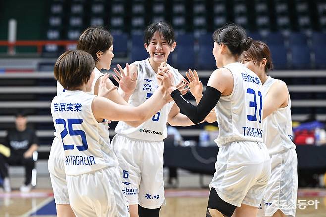 도쿄 하네다 비키즈가 ‘2025 티켓링크 WKBL 퓨처스리그 in 부산’ 우승을 차지했다. 하네다 선수들이 10일 사직체육관에서 열린 JUBF와 대회 결승에서 파이팅을 외치고 있다. 사진제공｜WKBL