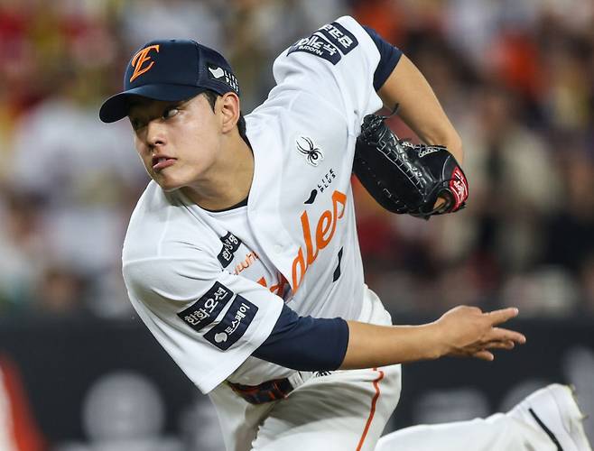 한화 코디 폰세(오른쪽)가 지난 5월27일 잠실 LG전 도중 팀 동료 문동주와 장난을 치고 있다. 한화이글스 제공