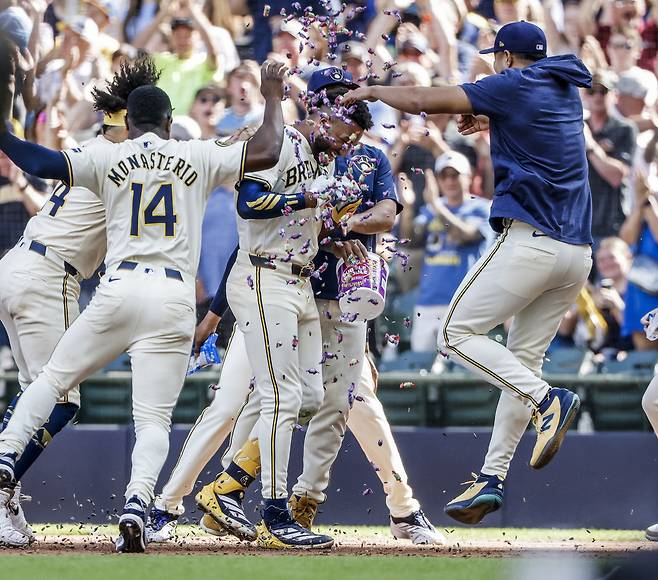 밀워키 잭슨 추리오가 10일 LA 다저스전에서 연장 10회말 끝내기 안타를 날린 뒤 동료들의 축하를 받고 있다. UPI연합뉴스