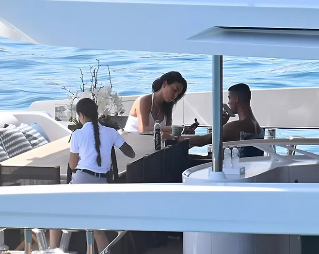 ▲ 호날두는 조타의 장례식이 거행된 장소에서 멀지않은 스페인 마요르카에서 가족들과 휴가를 보내는 것으로 알려졌다. 영국 '데일리메일'은 "호날두는 마요르카 섬에서 747만 유로(약 120억 원) 상당의 초호화 요트를 타고 시간을 보내고 있다"고 꼬집었다. ⓒ 데일리메일