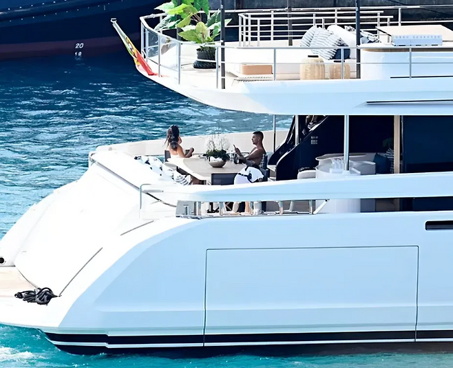 ▲ 호날두는 조타의 장례식이 거행된 장소에서 멀지않은 스페인 마요르카에서 가족들과 휴가를 보내는 것으로 알려졌다. 영국 '데일리메일'은 "호날두는 마요르카 섬에서 747만 유로(약 120억 원) 상당의 초호화 요트를 타고 시간을 보내고 있다"고 꼬집었다. ⓒ 데일리메일