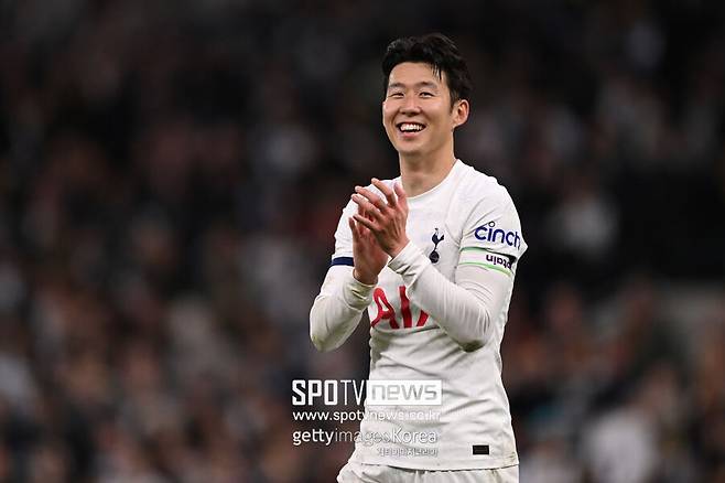 ▲ 이어 "토트넘의 주장인 손흥민은 지난 시즌 구단이 계약 연장 옵션을 발동하며 계약이 1년 남아있다. 그는 토트넘에서만 10년을 뛰었으며, 마침내 지난 5월 유럽축구연맹 유로파리그(UEL) 결승에서 첫 우승 트로피를 들어 올렸다. 올여름 손흥민이 어떤 결정을 내릴지는 아직 확실하지 않다. 그는 지금이 이적할 적기인지, 아니면 토트넘과 한 시즌을 더 함께하며 유럽축구연맹 챔피언스리그(UCL)를 치르고 싶은지를 고민하고 있다. 그에게는 사우디아라비아의 관심도 있다"라고 설명했다.