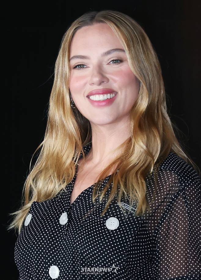 헐리웃 배우 스칼렛 요한슨이 1일 오후 서울 중구 포시즌스 호텔에서 진행된 영화 '쥬라기 월드: 새로운 시작' 내한 기자간담회에 참석해 포즈를 취하고 있다.  특수 작전 전문가 조라(스칼릿 조핸슨)와 두려움 따윈 모르는 베테랑선장 던컨(마허샬라 알리), 공룡이라면 자다가도 벌떡 일어나는 고생물학자 헨리 박사(조나단 베일리)가 지구상에서 가장 위험한 공룡들을 찾아다닌다는 이야기 '쥬라기 월드: 새로운 시작'은 오는 2일 개봉한다. /2025.07.01 /사진=이동훈 photoguy@