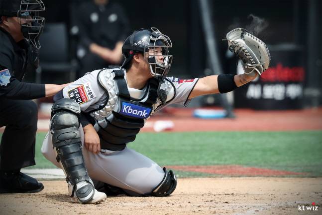 포수 마스크를 쓴 강백호(오른쪽). /사진=KT 위즈 제공