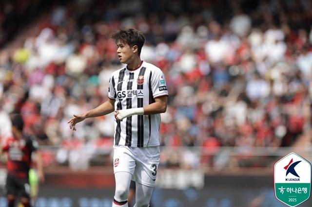 경기에 집중하는 김주성. /사진=한국프로축구연맹 제공