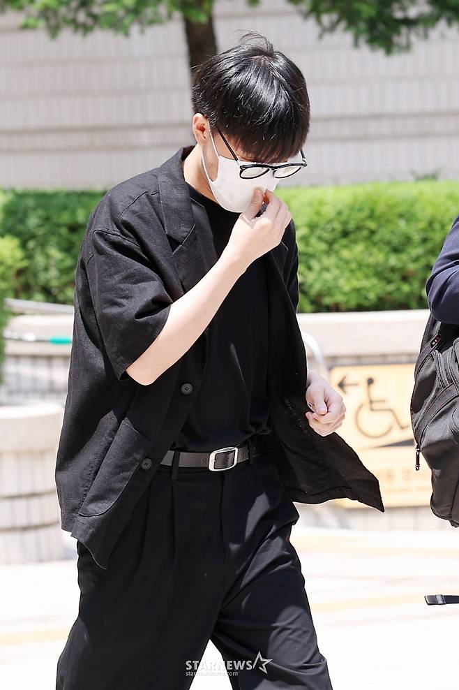 전 NCT 출신 문태일이 특수 준강간 혐의로 18일 서울중앙지방법원에서 열린 공판에서 징역 7년을 구형받은 뒤 법원을 나서고 있다. /2025.06.18 /사진=김휘선 hwijpg@